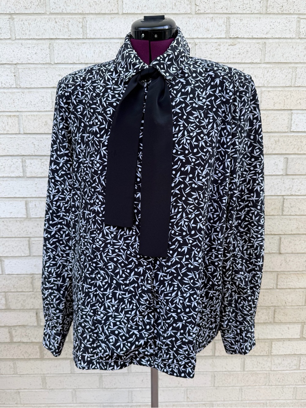 Lauren Lee Vintage Black & White Blouse Leaf-Print Tie-Neck Size 40